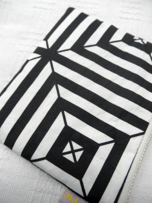 画像4: SMALL FABRIC POUCH RETRO SQUARE BLACK WHITE PATTERN (レトロ柄ファブリック ポーチ）