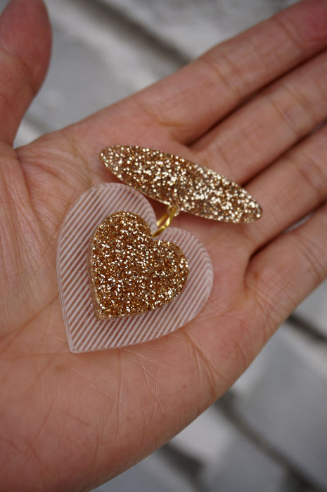 画像: Belinda bakelite reproduction gold glitter love heart brooch（ビンテージリプロダクト 1940s ハートブローチ）